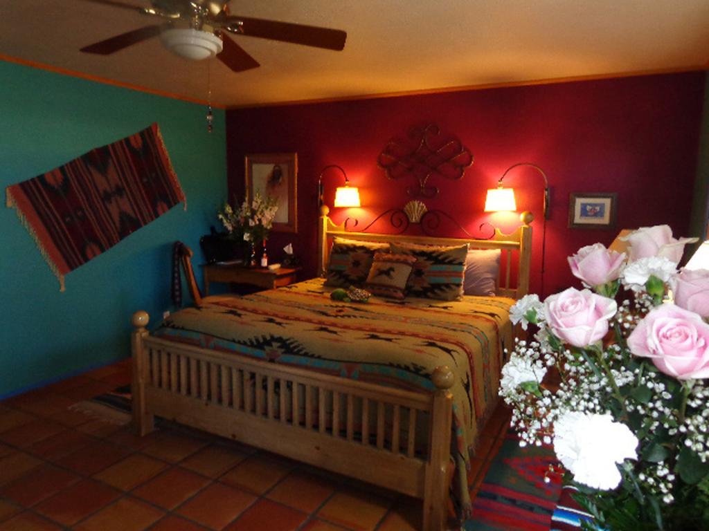 Chocolate Turtle B&B Corrales Room photo
